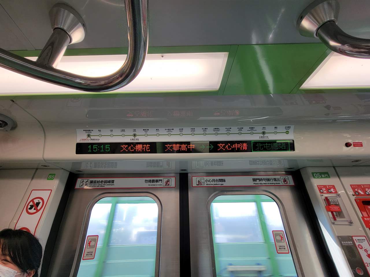 文華高中站位處綠線的中段位置，往北可達北屯總站，往南則可抵達高鐵台中站，交通便利性極佳。