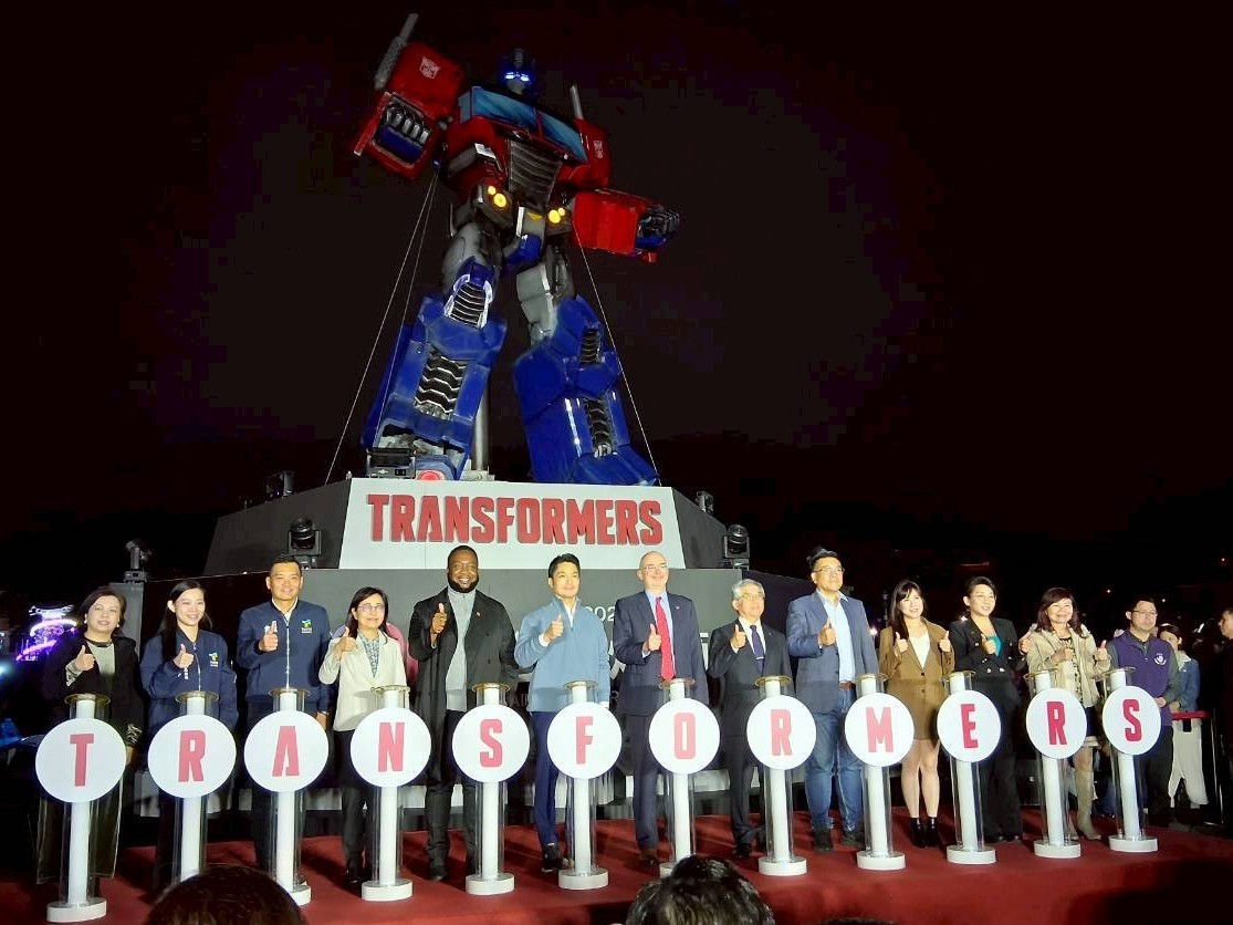 選擇《變形金剛》與泡泡瑪特這兩個IP，其實是一步很精準的棋。《變形金剛》橫跨70後至00後，幾乎每個世代的人都有自己和這個IP的情感連結；泡泡瑪特則是當代潮玩文化的代表，核心受眾是Z世代與年輕都會族群。兩者合體，就是將不同年齡層的受眾一網打盡。