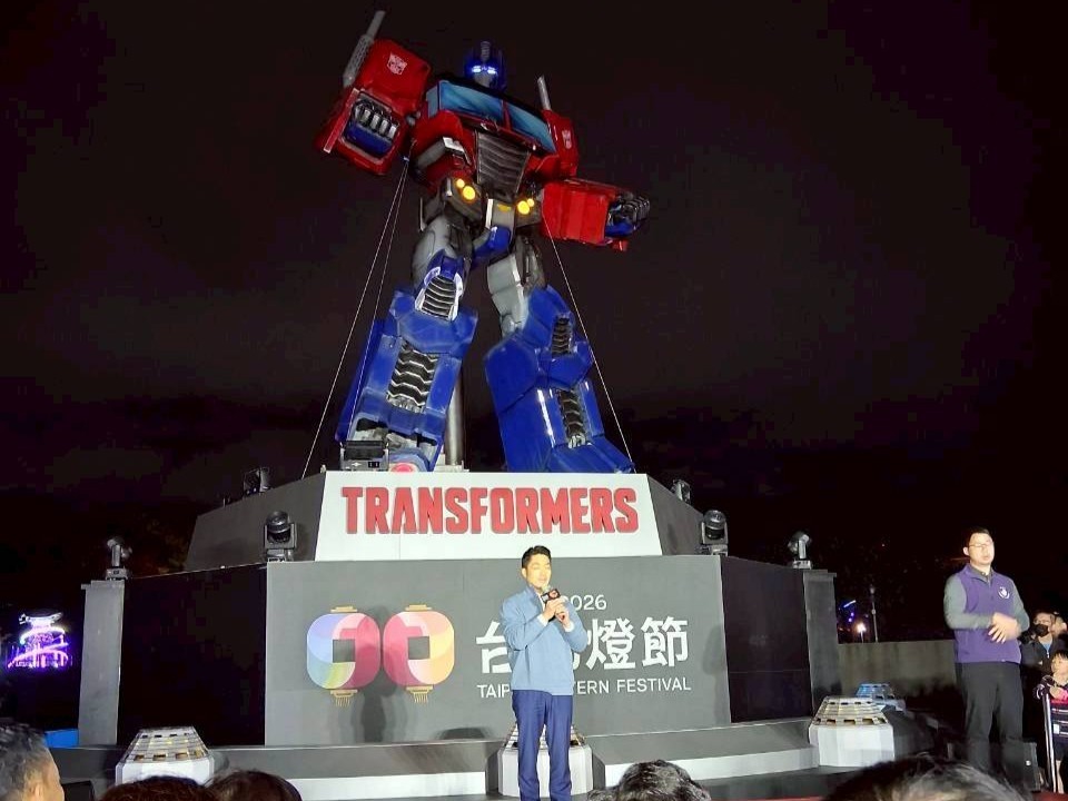 這是《變形金剛》IP在台灣大型燈節的首次正式授權亮相，光是看到這個在夜色中發光的擎天柱，恐怕就已經值回票價了。